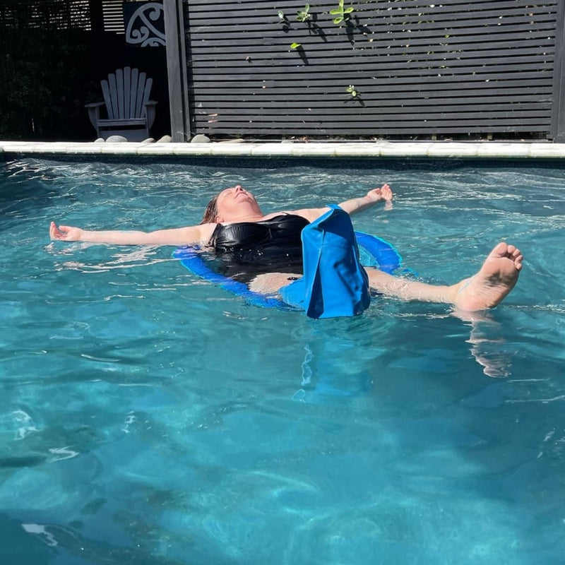 Sonia relaxng in the pool with her short leg cast cover